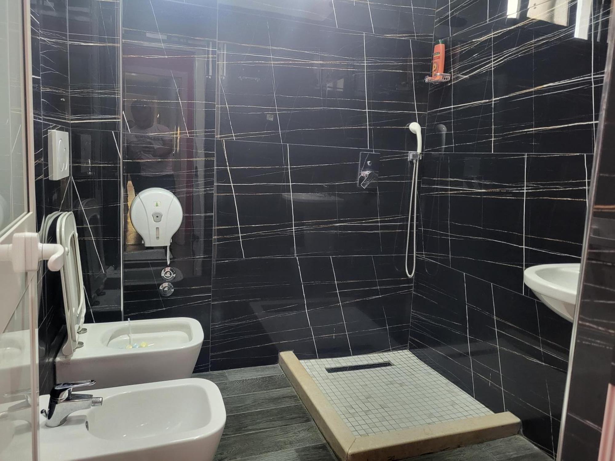 Hotel Europa Lezhë Esterno foto
