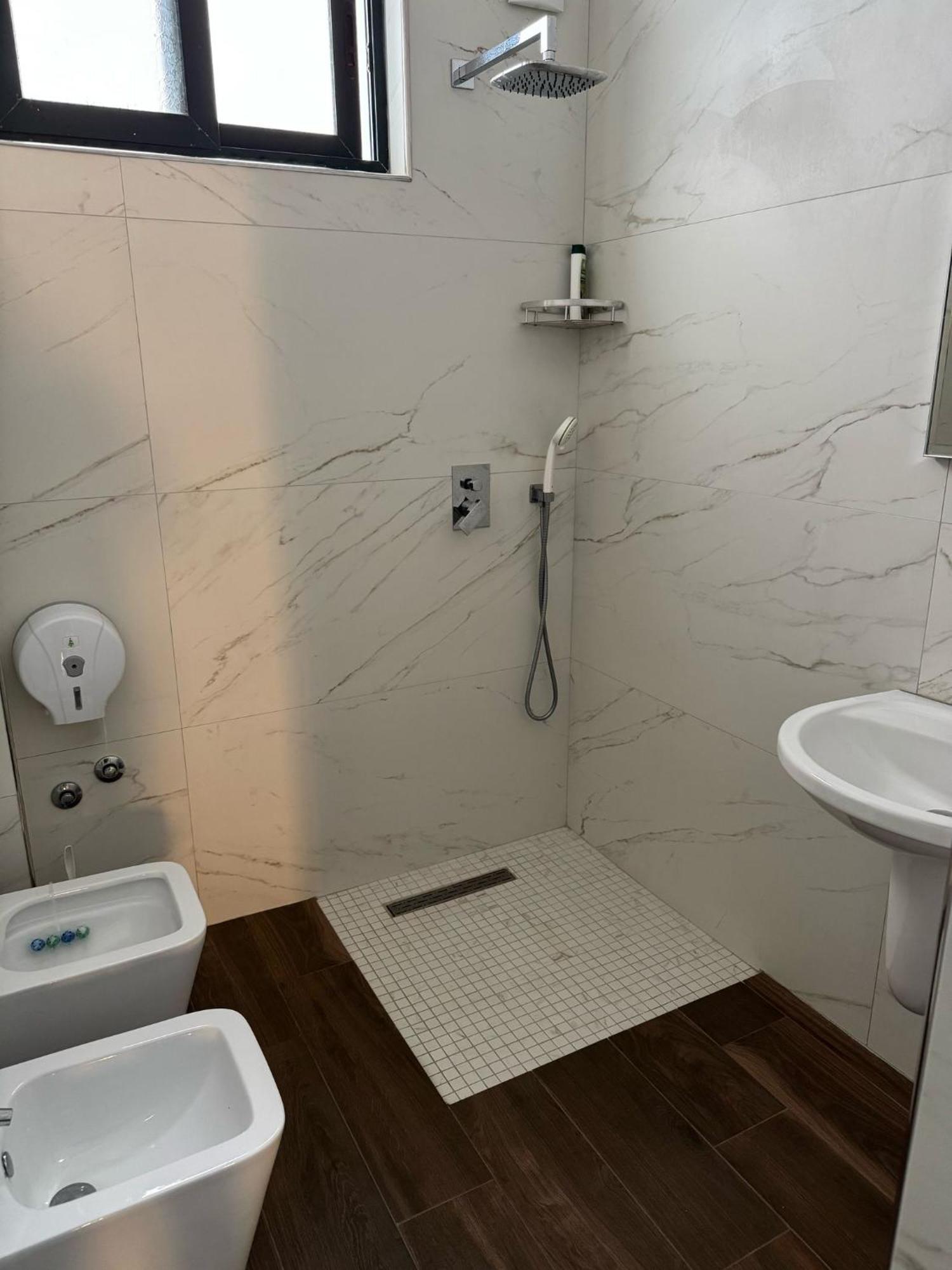 Hotel Europa Lezhë Esterno foto